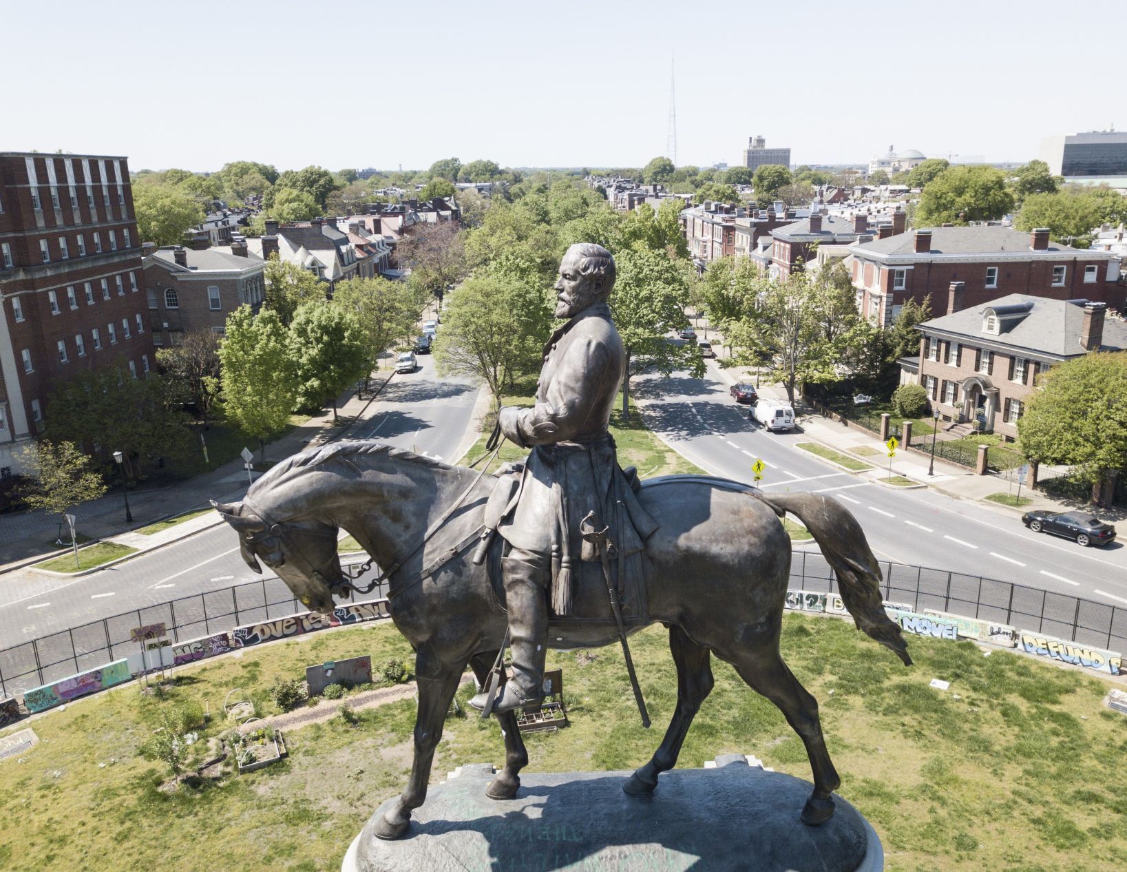 Robert E. Lee statue on Monument Avenue